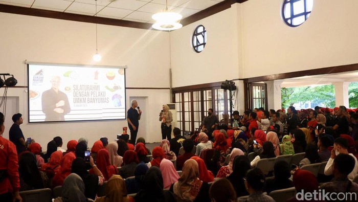 Ganjar Bertemu Pelaku UMKM Banyumas Calon Presiden (Capres) 2024 Ganjar Pranowo bersilaturahmi dengan Asosiasi Pengusaha Mikro, Kecil dan Menengah Kabupaten Banyumas (ASPIKMAS) di Hetero Space Kabupaten Banyumas, Jawa Tengah, Selasa (9/1/2024). Ganjar mengajak anak muda dan pelaku usaha berkreasi di daerahnya masing-masing. Hal itu disampaikan Ganjar saat