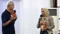 Ganjar berdiskusi soal produk-produk UMKM di Banyumas.  