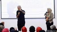 Ganjar bertanya kepada pelaku UMKM perihal produk-produk dan perkembangannya usai mengikuti pelatihan.  