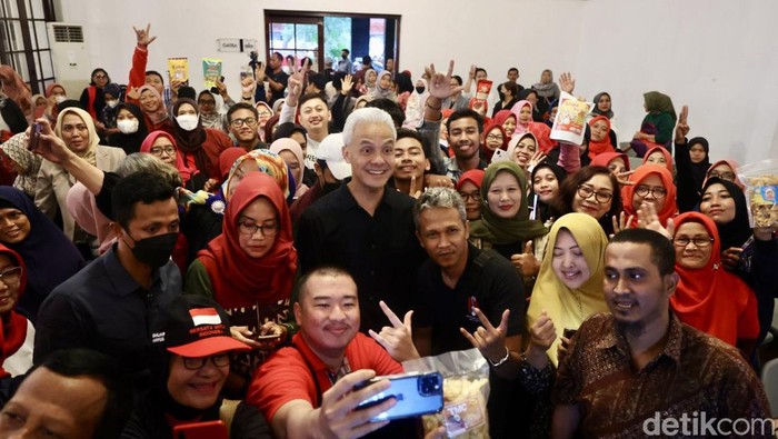 Ganjar Bertemu Pelaku UMKM Banyumas Calon Presiden (Capres) 2024 Ganjar Pranowo bersilaturahmi dengan Asosiasi Pengusaha Mikro, Kecil dan Menengah Kabupaten Banyumas (ASPIKMAS) di Hetero Space Kabupaten Banyumas, Jawa Tengah, Selasa (9/1/2024). Ganjar mengajak anak muda dan pelaku usaha berkreasi di daerahnya masing-masing. Hal itu disampaikan Ganjar saat