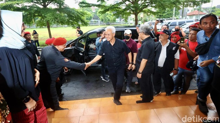 Ganjar Bertemu Pelaku UMKM Banyumas Calon Presiden (Capres) 2024 Ganjar Pranowo bersilaturahmi dengan Asosiasi Pengusaha Mikro, Kecil dan Menengah Kabupaten Banyumas (ASPIKMAS) di Hetero Space Kabupaten Banyumas, Jawa Tengah, Selasa (9/1/2024). Ganjar mengajak anak muda dan pelaku usaha berkreasi di daerahnya masing-masing. Hal itu disampaikan Ganjar saat