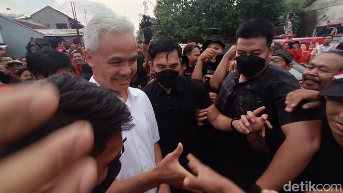 Capres nomor urut 3, Ganjar Pranowo bertemu dengan relawan, kader PDIP dan partai pengusung di Kantor DPC PDIP Banyumas, Selasa (9/1/2024).