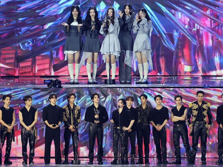 Foto-foto SEVENTEEN dan NewJeans Sang Pemenang Daesang GDA 2024