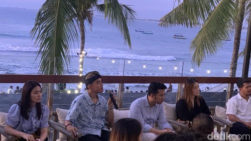 Gibran Rakabuming Raka saat mendengar keluhan influencer dan pengusaha muda di Kuta, Badung, Bali, Selasa (9/1/2024).