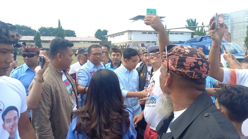 Cawapres nomor urut 2 Gibran Rakabuming Raka tiba di Buleleng, Bali, Selasa (9/1/2024). Putra Presiden Jokowi itu menggunakan helikopter.