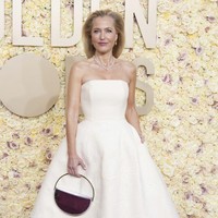 Namun jika dilihat lebih dekat, tampak gaun Gillian Anderson dihiasi motif yang bentuknya tak biasa. Seperti dikutip People, aktris 55 tahun itu mengaku gaunnya dihiasi bordiran motif vagina.“Aku menggunakannya untuk banyak alasan. Ini sesuai brand,” katanya. Foto: Jordan Strauss/Invision/AP