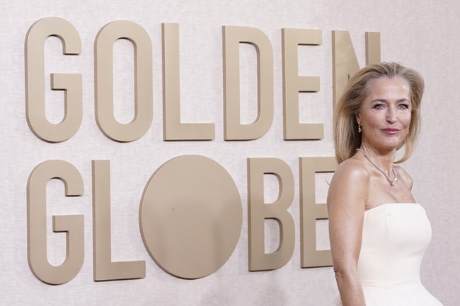 Gillian Anderson tahu bagaimana caranya membuat fashion statement saat hadir di 2024 Golden Globes Awards yang digelar di Beverly Hilton Hotel, Los Angeles, Amerika Serikat, Minggu (7/1/2024) malam. Gillian yang kini populer sebagai bintang serial Sex Education melenggang di karpet merah memakai gaun strapless warna putih ivory rancangan desainer Gabriela Hearst. Sekilas gaun Gillian tampak ‘normal.’ Foto: Jordan Strauss/Invision/AP