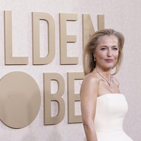 Gillian Anderson tahu bagaimana caranya membuat fashion statement saat hadir di 2024 Golden Globes Awards yang digelar di Beverly Hilton Hotel, Los Angeles, Amerika Serikat, Minggu (7/1/2024) malam. Gillian yang kini populer sebagai bintang serial Sex Education melenggang di karpet merah memakai gaun strapless warna putih ivory rancangan desainer Gabriela Hearst. Sekilas gaun Gillian tampak ‘normal.’ Foto: Jordan Strauss/Invision/AP