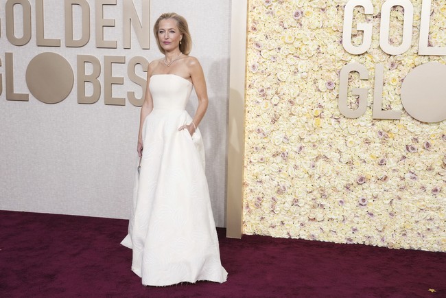 Gillian juga lebih lanjut mengatakan alasannya memakai gaun motif vagina. “Karena kehadiran Instagram saya menyoroti yonis (kata Sansekerta untuk rahim atau vagina) sejak Sex Education hadir di Netflix dan dengan mantra merek G-Spot, saya yang mengutamakan kesenangan, saya ingin menghadirkan elemen ini ke dalam desain… Saya sangat senang Gabriela bersedia menerima tantangan ini!” katanya. Foto: Jordan Strauss/Invision/AP