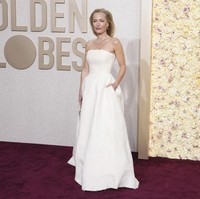 Gillian juga lebih lanjut mengatakan alasannya memakai gaun motif vagina. “Karena kehadiran Instagram saya menyoroti yonis (kata Sansekerta untuk rahim atau vagina) sejak Sex Education hadir di Netflix dan dengan mantra merek G-Spot, saya yang mengutamakan kesenangan, saya ingin menghadirkan elemen ini ke dalam desain… Saya sangat senang Gabriela bersedia menerima tantangan ini!” katanya. Foto: Jordan Strauss/Invision/AP