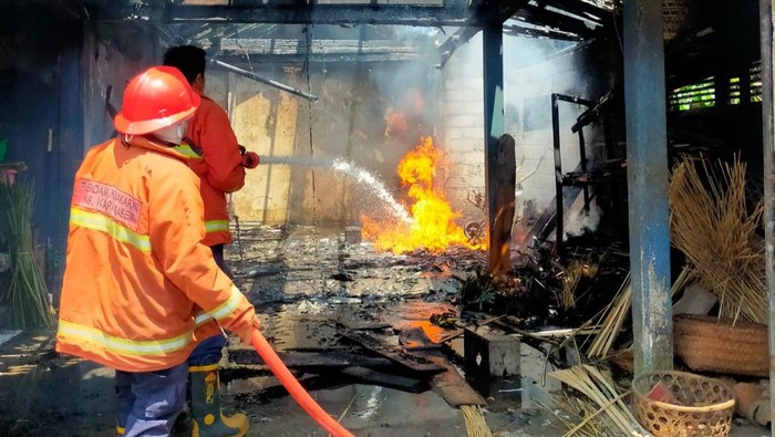 Gudang Terbakar Karangasem Gudang di Desa Duda Timur, Kecamatan Selat, Karangasem, hangus terbakar, Selasa (9/1/2023). (dok. Damkartan Karangasem)