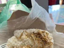 Pria Ini Ngamuk, Beli Nasi Bungkus Lauk Ikan Teri Harganya Rp 30.000