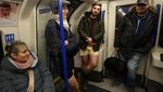 Heboh Warga London Serempak Naik Kereta Tanpa Celana