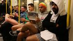 Heboh Warga London Serempak Naik Kereta Tanpa Celana