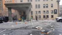 Ledakan mengguncang sebuah hotel bersejarah di Fort Worth, Texas, Amerika Serikat (AS), hingga menghancurkan jendela-jendela dan memicu puing berukuran besar berserakan di jalanan pusat kota. Sedikitnya 21 orang mengalami luka-luka, dengan salah satunya dalam kondisi kritis di rumah sakit. (Jordan Bass/REUTERS)