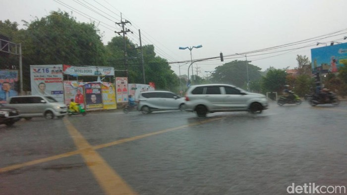 hujan deras guyur surabaya