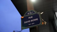 Penghormatan tersebut dilakukan untuk merayakan penampilan pertama Bowie di Paris pada tahun 1965 – yang pertama di luar Inggris – dan dampaknya yang bertahan lama terhadap musik, mode, dan budaya. Pengaruh Bowie pada musik, dengan hits seperti “Space Oddity” dan “Let’s Dance,” dan pada fashion, kini diakui secara permanen di lanskap kota Paris.
