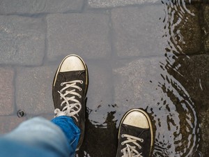 Sepatu Basah Kehujanan? Jangan Cuma Dijemur Buat Usir Bau, Begini Caranya