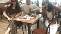 Bertemu dengan Vega Darwanti dan Ayu Ting Ting di bandara. Mereka putuskan ngopi dan ngemil bareng sebelum ketiganya terbang ke Dubai hingga Belanda. Foto: Instagram @kingnassar88