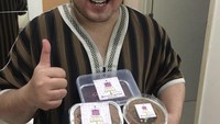 Terakhir ini senyuman bahagia Nassar, saat mendapatkan kue cokelat dan dessert cokelat kekinian yang digemarinya.  Foto: Instagram @kingnassar88