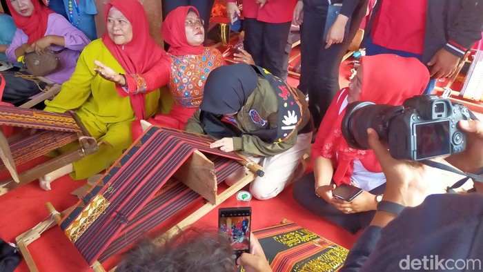Istri calon presiden Ganjar Pranowo, Siti Atiqoh menyapa pengrajin tapis di Kabupaten Pesawaran, Provinsi Lampung.