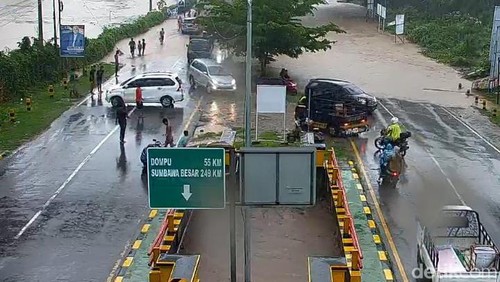 Jalan di Kota Bima terendam banjir, Selasa (9/1/2023).