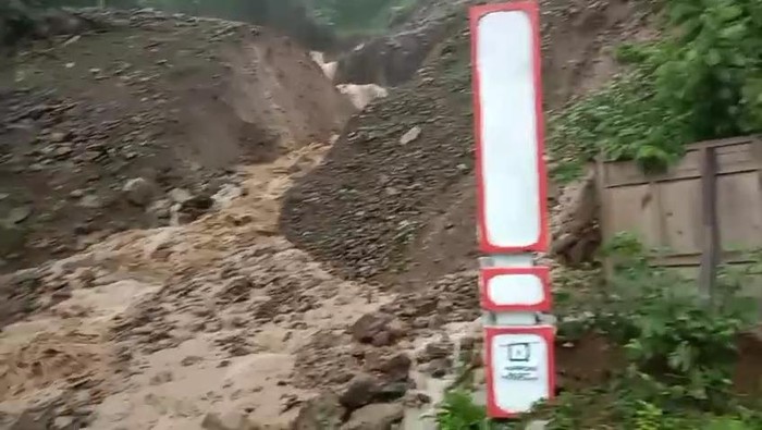 Tangkapan layar video kondisi jalan yang sempat tertutup banjir di Sidomulyo, Pengasih, Kulon Progo.
