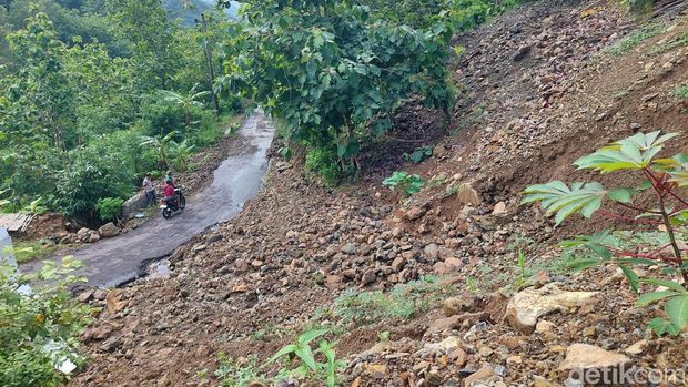 Kondisi jalan yang sudah bisa dilewati kendaraan di Sidomulyo, Pengasih, Kulon Progo, Selasa (9/1).