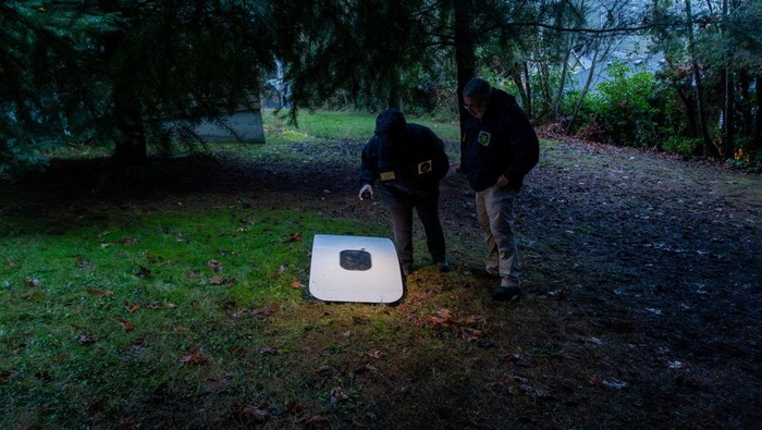 Jendela Pesawat Alaska Airlines yang Terlepas Ditemukan, Ini Potretnya National Transportation Safety Board (NTSB) investigators examine the fuselage plug area of Alaska Airlines Flight 1282 Boeing 737-9 MAX, which was jettisoned and forced the aircraft to make an emergency landing, at a property where it was recovered in Portland, Oregon, U.S. January 8, 2024. NTSB/Handout via REUTERS. THIS IMAGE HAS BEEN SUPPLIED BY A THIRD PARTY