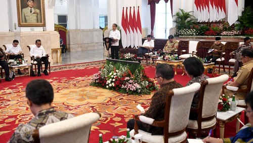 Presiden Joko Widodo (ketiga kanan) menyampaikan pengarahan saat memimpin Sidang Kabinet Paripurna di Istana Negara, Jakarta, Selasa (9/1/2024). Sidang Kabinet tersebut terkait Peningkatan Kinerja Aparatur Sipil Negara Melalui Keterpaduan Layanan Digital Pemerintah. ANTARA FOTO/Sigid Kurniawan/nym.