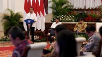 Di depan jajaran menteri dan kepala lembaga yang hadir, Jokowi mengingatkan agar tetap waspada terhadap dinamika geopolitik global. Jokowi menyebut kondisi jelang pemilu harus benar-benar dijaga stabilitasnya.