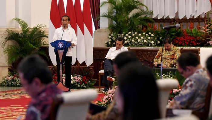 Presiden Joko Widodo (ketiga kanan) menyampaikan pengarahan saat memimpin Sidang Kabinet Paripurna di Istana Negara, Jakarta, Selasa (9/1/2024). Sidang Kabinet tersebut terkait Peningkatan Kinerja Aparatur Sipil Negara Melalui Keterpaduan Layanan Digital Pemerintah. ANTARA FOTO/Sigid Kurniawan/nym.