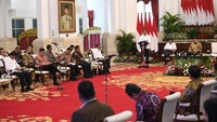 Tak lupa, Jokowi mengingatkan jajarannya untuk menyiapkan rencana jelang Ramadhan. Jokowi meminta waspada terhadap perubahan iklim yang bisa mengganggu musim tanam dan panen raya. Dia meminta adanya kalkulasi yang tepat sehingga cadangan pangan dalam kondisi aman.