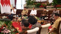 Presiden Joko Widodo (tengah) bersama Wakil Presiden Maruf Amin (kedua kanan) didampingi Menko Marves Luhut Binsar Pandjaitan (kiri), Menko Perekonomian Airlangga Hartarto (kedua kiri) dan Menko Polhukam Mahfud MD saat Sidang Kabinet Paripurna di Istana Negara, Jakarta, Selasa (9/1/2024).