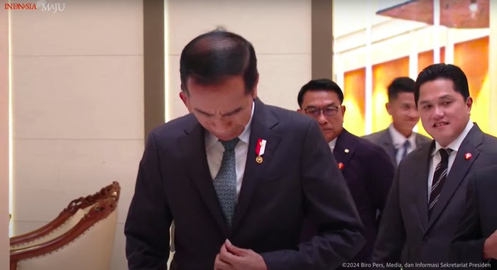 Jokowi kenakan dasi yang ia gunakan untuk kunker ke Filipina dll. (Dok kanal YouTube Sekretariat Kepresidenan)