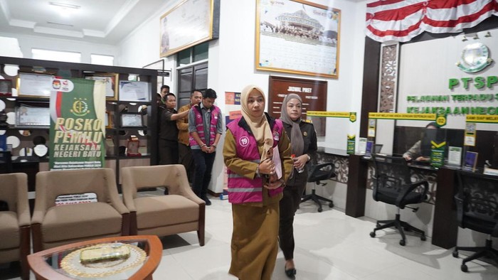 Kadinkes Kota Batu Kartika Trisulandari usai diperiksa dan ditetapkan tersangka dugaan korupsi Puskesmas.