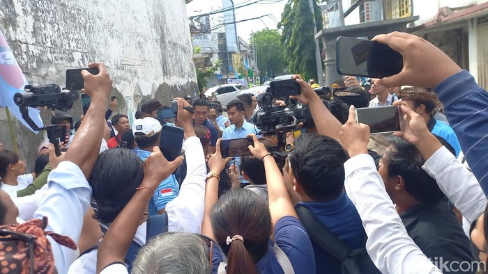 Calon wakil presiden (Cawapres) Gibran Rakabuming Raka melakukan kampanye di Kabupaten Buleleng, Bali, Selasa (9/1/2024).