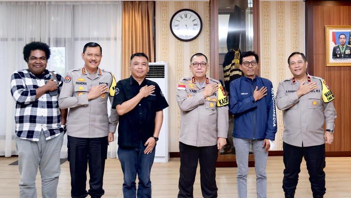 Kapolda Kepri Irjen Yan Fitri Halimansyah didampingi Wakapolda Kepri, Brigjen Asep Safrudin dan Kabid Humas Polda Kepri, Kombes Zahwani Pandra Arsyad menerima kunjungan Tim detikcom
