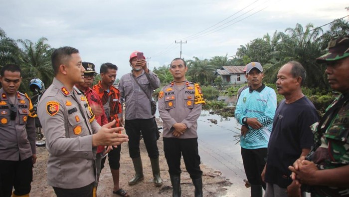 Kapolres Bengkalis AKBP Setyo Bimo Anggoro berinteraksi dengan warga usai meninjau lokasi TPS rawan banjir. (Dok. Polres Bengkalis)