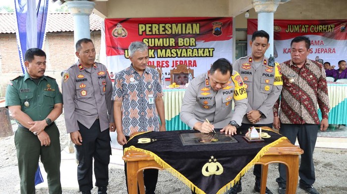 Kapolres Jepara AKBP Wahyu Nugroho Setyawan secara langsung meresmikan sumur bor di Desa Sumber Rejo Kecamatan Donorojo, Kabupaten Jepara, Selasa (9/1/2024).