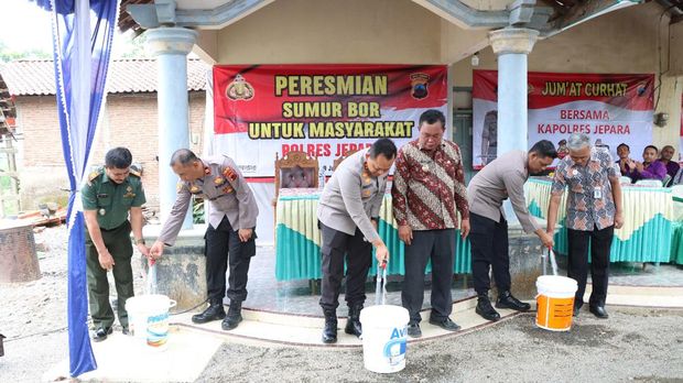 Kapolres Jepara AKBP Wahyu Nugroho Setyawan secara langsung meresmikan sumur bor di Desa Sumber Rejo Kecamatan Donorojo, Kabupaten Jepara, Selasa (9/1/2024).