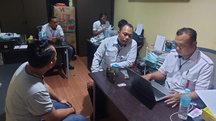 Kapolres Metro Jakbar Kombes M Syahduddi menugaskan Seksi Propam memeriksa anggota Polsek Tambora yang terlibat dalam penangkapan pedangdut Saipul Jamil. (dok Istimewa)