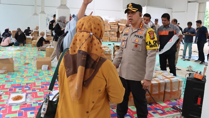 Kapolresta saat mengecek gudang logistik di Pekanbaru (Dok Polresta Pekanbaru)