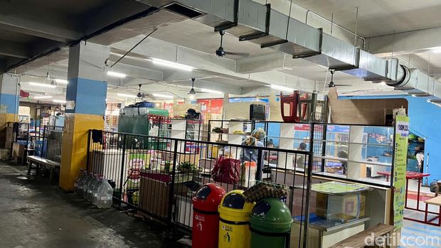 Kawasan Kuliner Alun-alun Bandung di area basement.