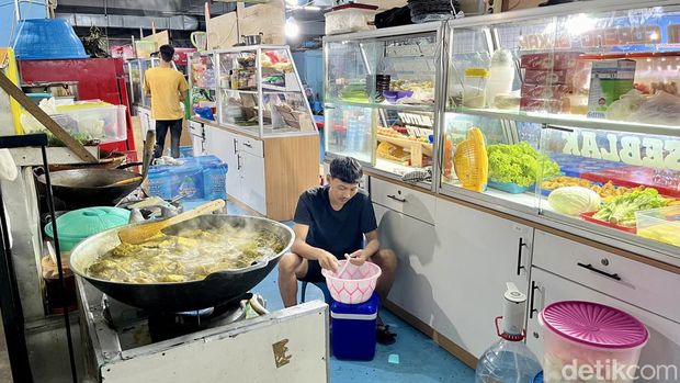 Kawasan Kuliner Alun-alun Bandung di area basement.