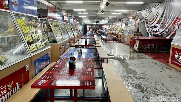 Kawasan Kuliner Alun-alun Bandung di area basement.
