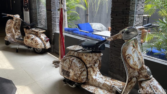 Kedai kopi rasa galeri seni Kopi Bali House di Pertokoan Graha Niaga Sanur, Jl. Bypass Ngurah Rai No.4, Sanur Kauh, Denpasar Selatan, Kota Denpasar.
