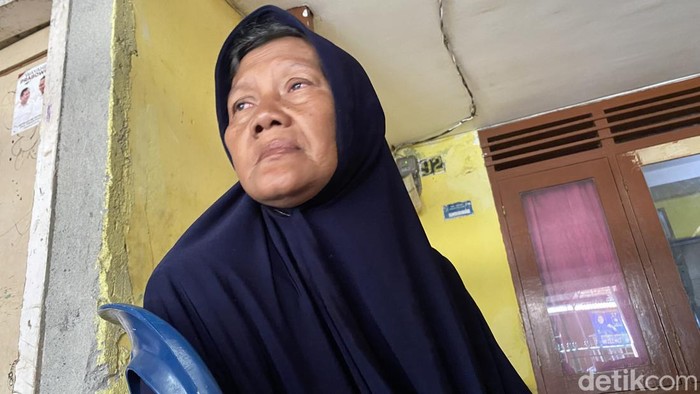Keluarga Rizky, remaja yang tewas terlindas truk saat nggandol untuk pulang mengikuti selawatan.