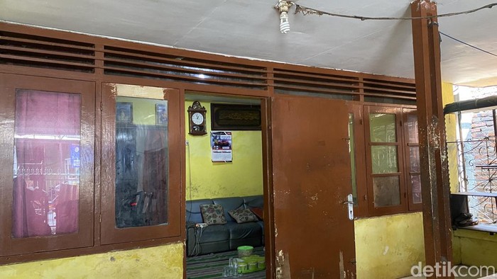 Keluarga Rizky, remaja yang tewas terlindas truk saat nggandol untuk pulang mengikuti selawatan.
