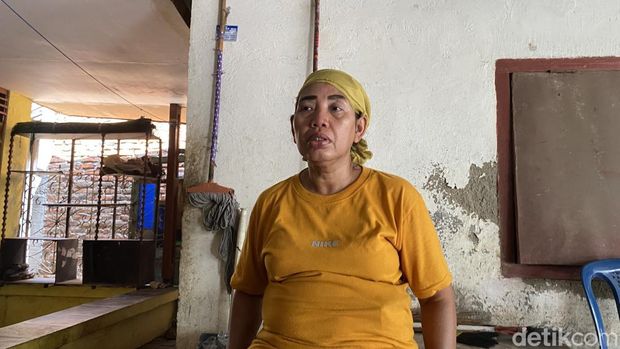 Keluarga Rizky, remaja yang tewas terlindas truk saat nggandol untuk pulang mengikuti selawatan.